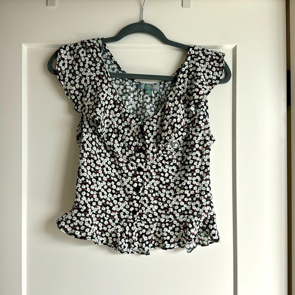 Button floral top. - Picture 1 of 5